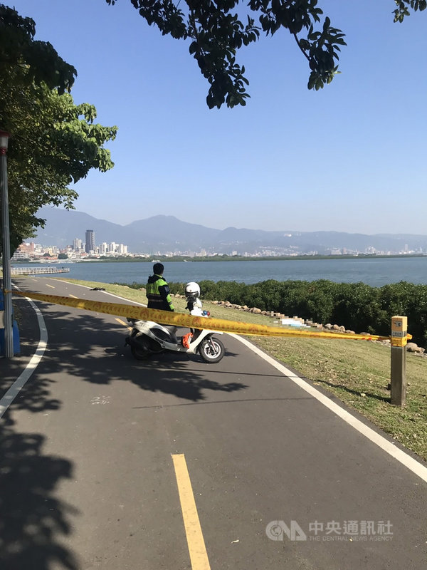 新北市警消15日上午獲報,指八里左岸自行車道0.5K處發現一具男性浮屍,警消到場拉起封鎖線,並通知日前參加跨年遊艇趴卻不慎落水的印尼男大生家屬前來初步確認,已報請新北地方檢察署相驗以進一步釐清。(民眾提供)中央社記者沈佩瑤傳真 110年1月15日