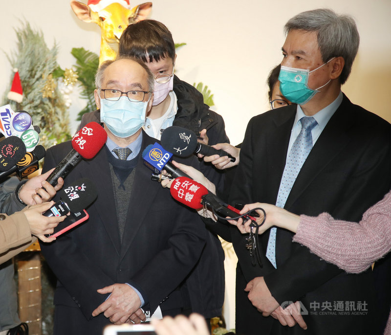國衛院15日和多個業者共同簽署「精準醫療合作聯盟協議書」,國衛院長梁賡義(前左)受訪時表示,為加速國產疫苗取得緊急授權,二期臨床試驗預計收案3000名受試者,成為臨床試驗一大挑戰。前右為國衛院副院長司徒惠康。中央社記者張新偉攝 110年1月15日