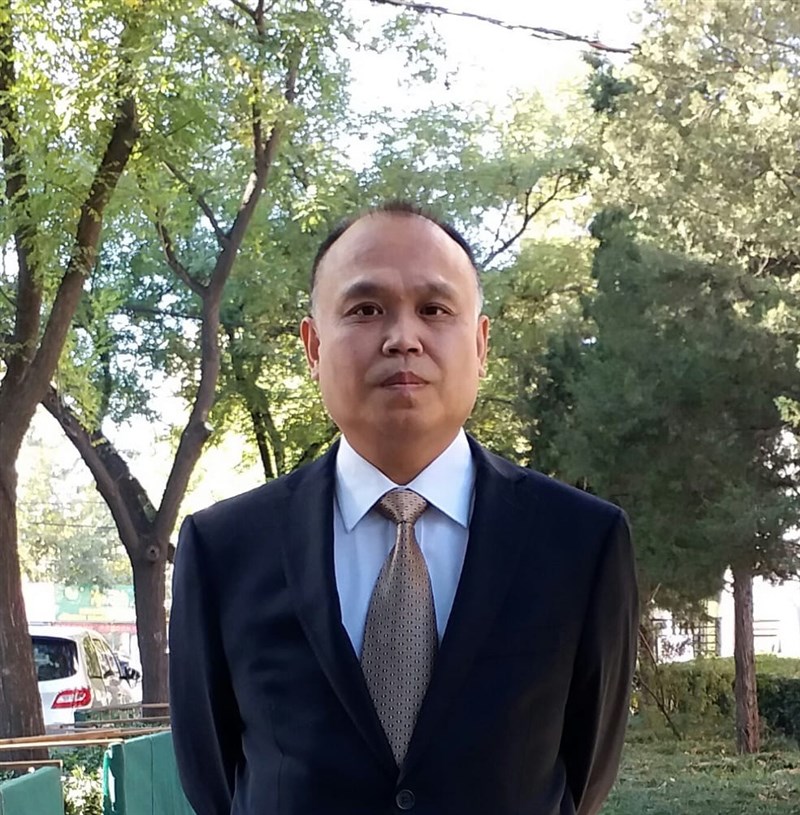 中國維權律師余文生(圖)被關押至今已經3年,他的妻子許豔14日首度獲准視訊會見後透露,余文生牙齒脫落、右手嚴重顫抖,警方更曾以妻小安危要脅他。(圖取自twitter.com/xuyan709)