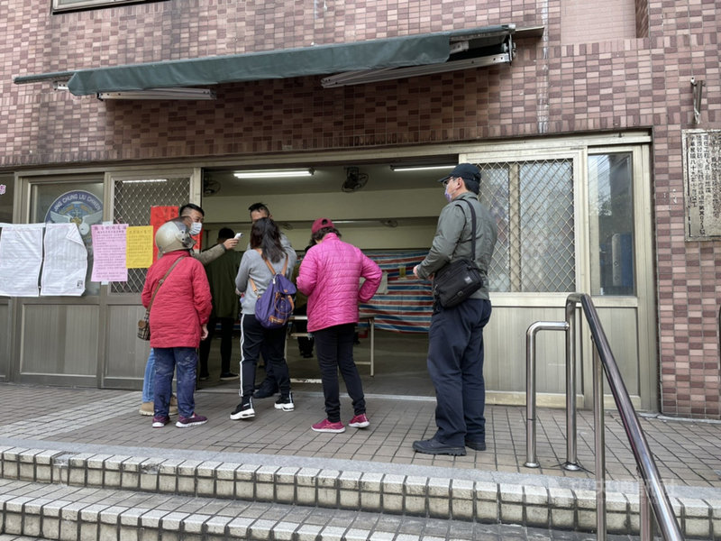 桃園市議員王浩宇罷免案16日投票,截至上午9時未出現違規或不守秩序的情況,整體投票情況順暢。中央社記者葉臻攝 110年1月16日