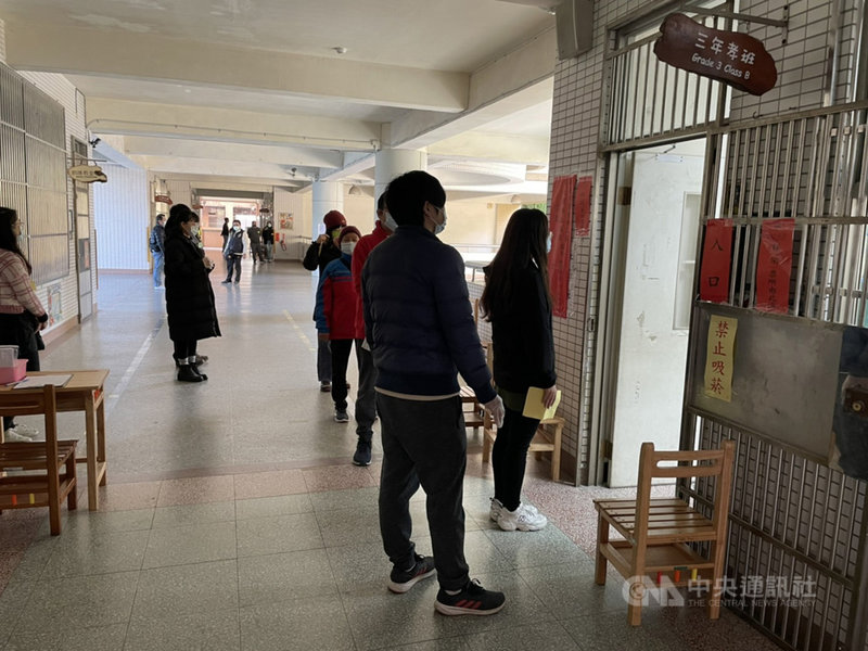中央選舉委員會109年審查通過桃園市議會第2屆第7選舉區民主進步黨籍議員王浩宇罷免案,16日舉行投票,民眾上午陸續前往投開票所投票。中央社記者葉臻攝 110年1月16日