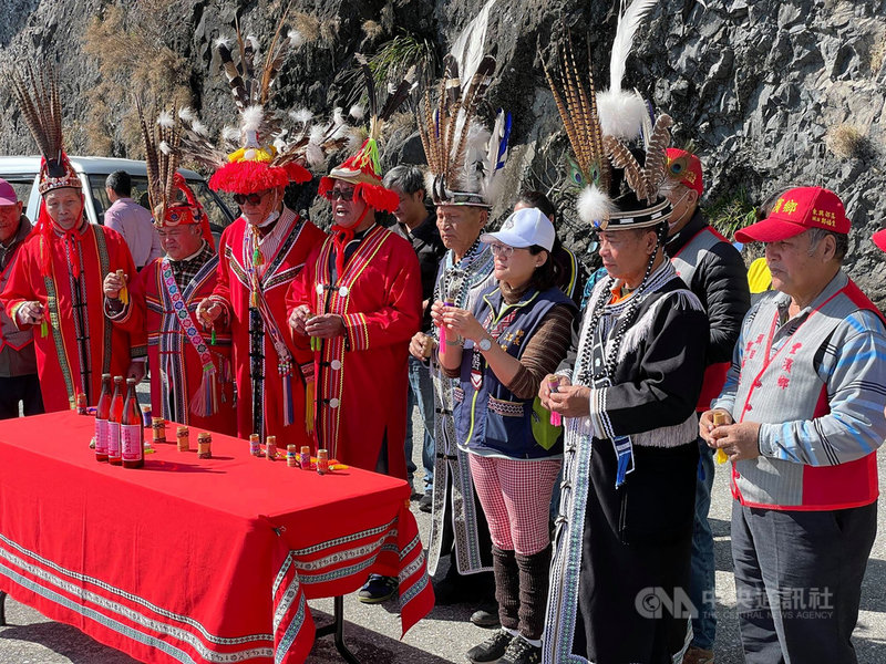 花蓮縣豐濱鄉天空步道「親不知子海上古道」完成維護整修後重新開放,鄉公所15日特別邀請當地部落頭目帶領族人進行祈福儀式。(豐濱鄉公所提供)中央社記者張祈傳真 110年1月16日