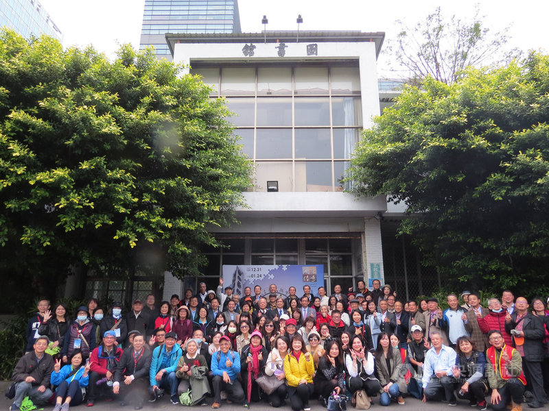 台北大學日前與國泰產學研發中心簽約,將活化建國校區、興建產業研發中心大樓,校方16日特別舉辦校園巡禮等活動,向一代法商人眼中的「西院」道別。(台北大學提供)中央社記者陳至中傳真 110年1月16日