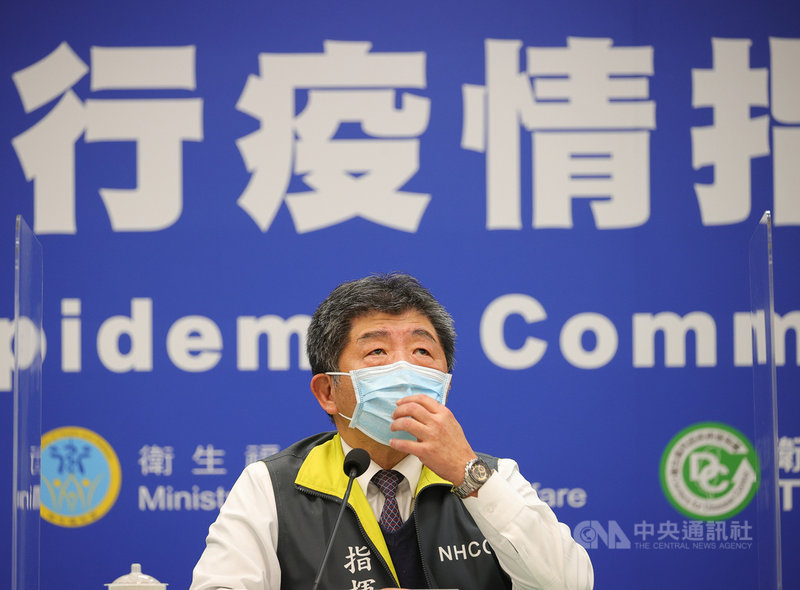 指揮中心指揮官陳時中(圖)16日晚間臨時舉行記者會,宣布新增1例本土個案,為北部醫院護理師,曾和日前染疫醫師接觸;同病房逾30名護理人員居家隔離、22 名醫師在醫院隔離7天。中央社記者謝佳璋攝 110年1月16日