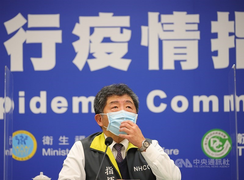 指揮中心指揮官陳時中(圖)近日隨時都戴著口罩又頻咳嗽,引發關注。他16日坦言感冒了,有發燒症狀,採檢為陰性。中央社記者謝佳璋攝 110年1月16日
