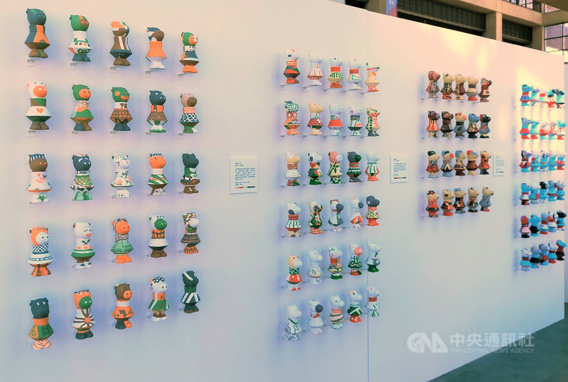 新北市立鶯歌陶瓷博物館16日起在大廳展出「感動牛–兒童暨青少年彩繪陶博特展」,現場8個展板與展示平台展出近1000件的彩繪陶瓷「感動牛」,五顏六色相當壯觀。(新北市立鶯歌陶瓷博物館提供)中央社記者黃旭昇新北市傳真 110年1月16日