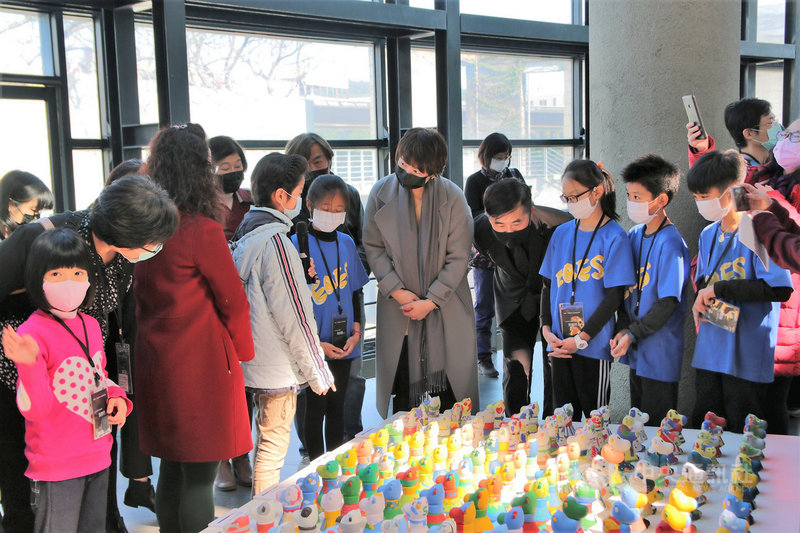 新北市立鶯歌陶瓷博物館與學學文化創意基金會,16日起至4月11日在陶博館大廳展出「感動牛–兒童暨青少年彩繪陶博特展」,展出由北台灣35所學校學生參與彩繪的「小感動牛」作品。(新北市立鶯歌陶瓷博物館提供)中央社記者黃旭昇新北市傳真 110年1月16日