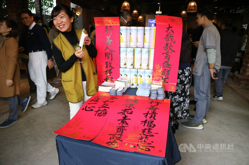 台灣佛教慈濟慈善事業基金會河內工作人員展示台商所寫的春聯，渾厚大氣的正體字書法驚豔在場越南民眾。中央社記者陳家倫河內攝  110年1月16日