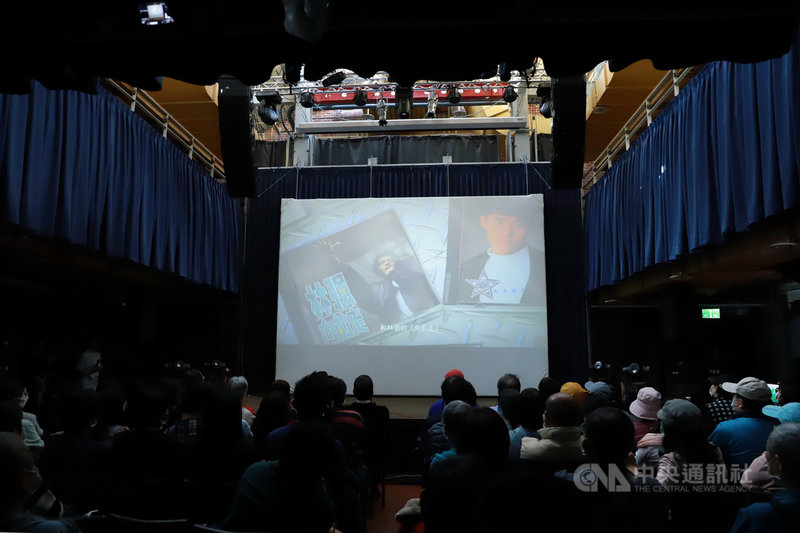 文化部主辦的「臺客原經典重現演唱會」16日在台北登場,11組音樂卡司輪番演繹台語、客語、原住民語流行音樂發展歷程,並在現場首度曝光「臺語、客語、原住民族語流行音樂發展史影音紀錄」。(文化部提供)中央社 110年1月16日