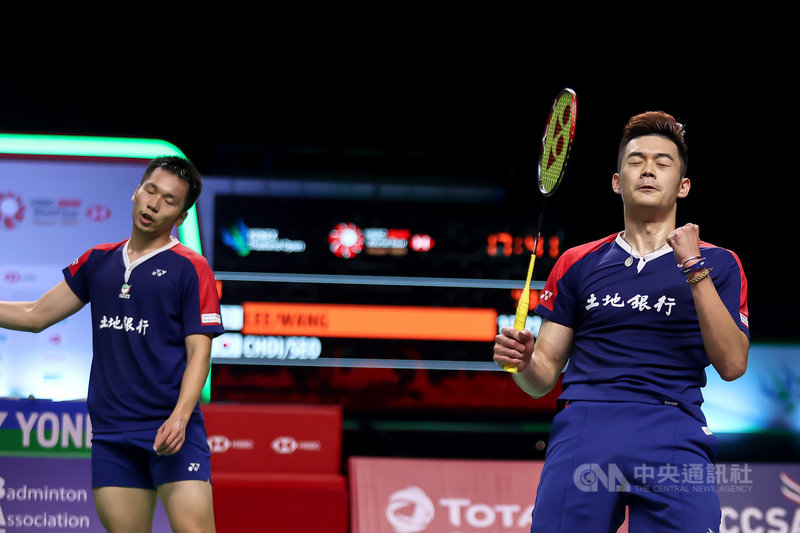台灣羽球男雙王齊麟與李洋16日在泰國羽球公開賽男雙4強賽擊敗韓國組合崔率圭和徐承宰,17日將和馬來西亞組合吳蔚升和陳蔚強爭奪冠軍頭銜。(泰國羽球協會提供)中央社記者呂欣憓曼谷傳真 110年1月16日