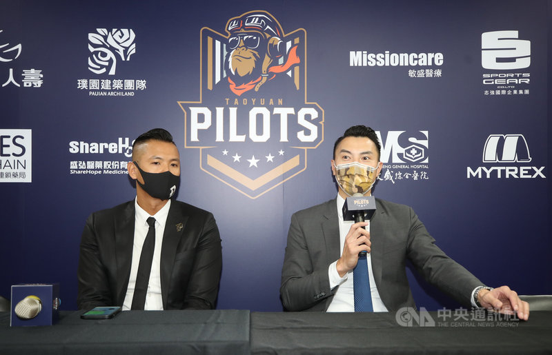 台灣職籃聯盟P. LEAGUE+ 桃園領航猿隊16、17日兩天主場比賽採「閉門」進行,球隊總經理陳信安(右)與聯盟執行長陳建州(左)出席賽前記者會時表示,只要下週沒有新增本土病例,他希望下週主場就能「解封」開放。中央社記者張新偉攝 110年1月16日