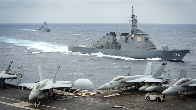美國海軍航空母艦羅斯福號率領的打擊群,15日與日本海上自衛隊舉行聯合軍演。圖左後為驅逐艦朝日號,圖右前為飛彈驅逐艦金剛號。(圖取自twitter.com/uspacificfleet)