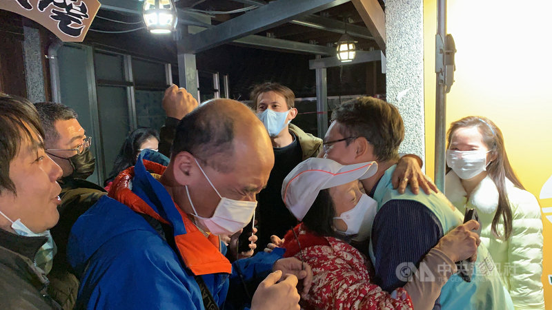 民進黨籍桃園市議員王浩宇罷免案16日投票通過,晚間在罷王總部現場關注開票結果的民眾,不少人獲知罷王成功後情緒激動、開心落淚,相擁致意。中央社記者葉臻攝 110年1月16日