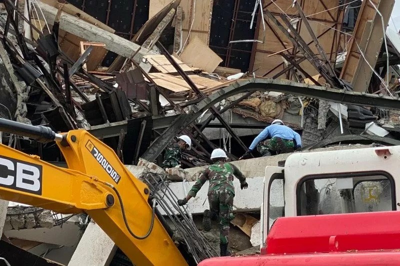 印尼蘇拉威西島16日發生規模6.2地震,至今造成至少45人罹難,搜救人員持續在倒塌建築物的瓦礫堆底下找尋倖存者。(安塔拉通訊社)