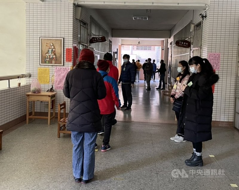 桃園市議員王浩宇罷免案16日投票,部分投開票所上午出現排隊人龍。中央社記者葉臻攝 110年1月16日