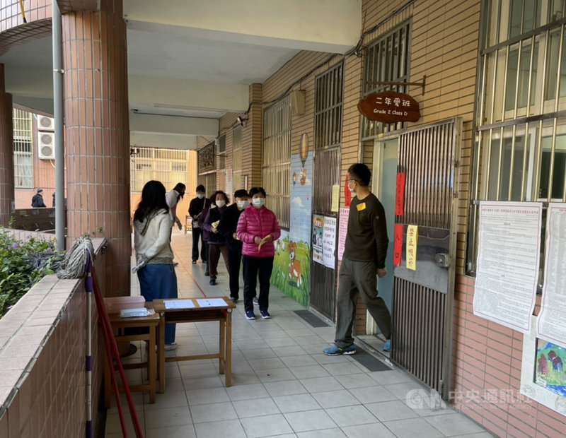 桃園市議員王浩宇罷免案16日投票,民眾上午8時起陸續到投開票所投票。中央社記者葉臻攝 110年1月16日