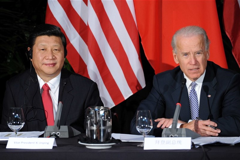 美國總統拜登(右)接受媒體專訪提到,中國國家主席習近平(左)「骨子裡沒有民主」。圖為2012年2月拜登、習近平在美國洛杉磯出席中美省州長見面會。(中新社)