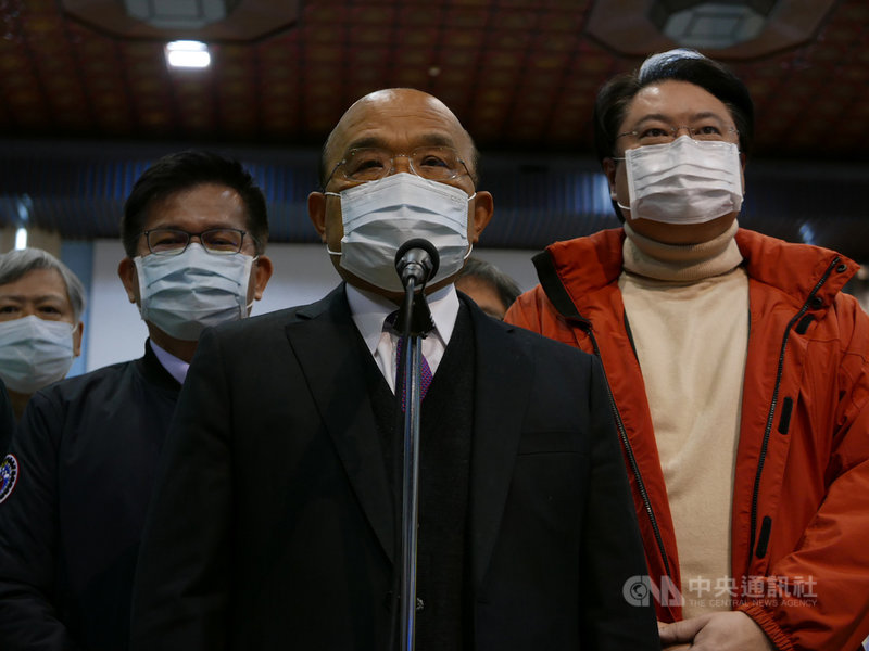 行政院長蘇貞昌(右2)17日在交通部長林佳龍(左2)、基隆市長林右昌(右)陪同下視察基隆港重大建設,針對民進黨籍桃園市議員王浩宇罷免案通過,蘇貞昌表示,「我們都尊重這個結果」。中央社記者王朝鈺攝 110年1月17日