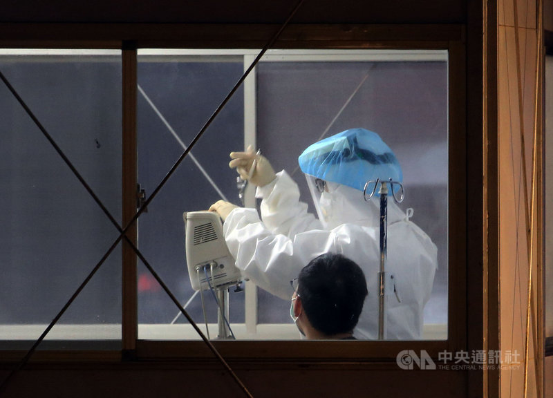 北部某醫院日前發生院內武漢肺炎群聚案,已累計2名醫師、1名護理師因公染疫。中央流行疫情指揮中心17日表示,該起群聚疫情要觀察到1月28日,目前醫院劃分區域、進出管制,疫情控制中,不考慮封院。中央社記者郭日曉攝 110年1月17日