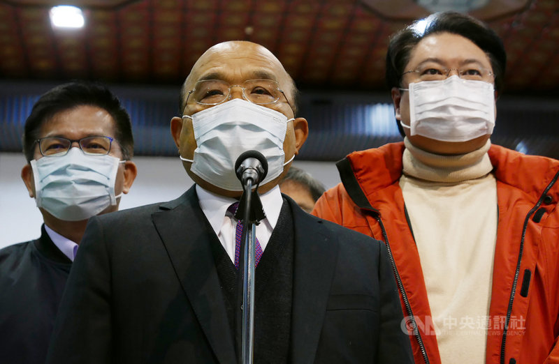 北部醫院爆發院內感染,16日晚間又有一名護理師確診武漢肺炎。行政院長蘇貞昌(中)17日視察基隆港重大建設受訪說,防疫一點都不能疏忽和大意,指揮中心已準備也要求防疫要趨嚴。左為交通部長林佳龍、右為基隆市長林右昌。中央社記者王朝鈺攝 110年1月17日