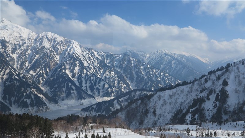 日本立山黑部阿爾卑斯山脈路線宏偉壯麗。這路線的主要景點是中部山岳國家公園中的立山連峰,也是亞洲的知名山岳遊覽勝地。(中央社檔案照片)