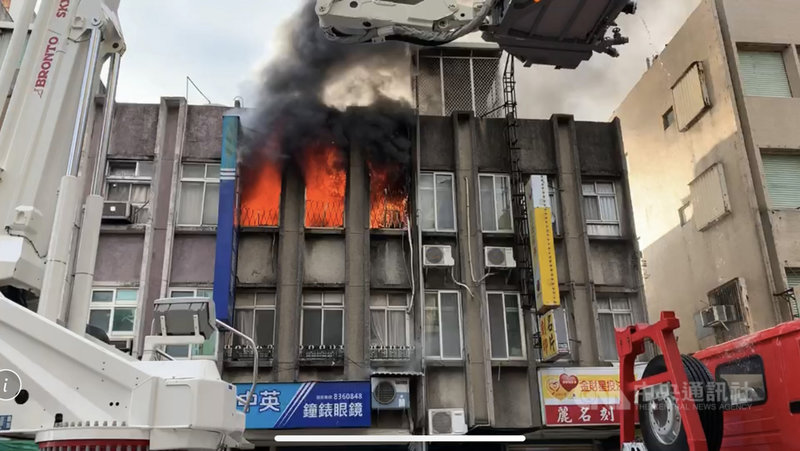 花蓮市鄰近金三角商圈一處民宅17日上午失火，火勢自3樓陽台竄出，3樓屋主自行逃出，全身60%燒燙傷、意識清楚，警消將他送醫急救。（民眾提供）中央社記者李先鳳傳真  110年1月17日