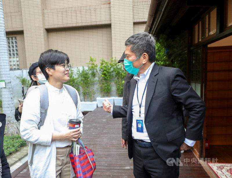 位於台北市濟南路的「齊東詩舍」正式轉型為「台灣文學基地」,18日舉行開幕活動,文化部長李永得(右)會後參訪園區,與首位駐村作家楊双子(左)交流。中央社記者裴禛攝 110年1月18日