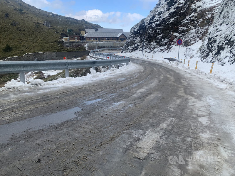受到強烈大陸冷氣團影響,合歡山部分背陽路面結冰未融(圖),公路總局宣布,台14甲線南投翠峰到花蓮大禹嶺路段18日晚間預警封閉。(公路總局提供)中央社記者蕭博陽南投傳真 110年1月18日