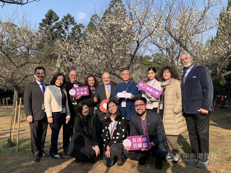 清華大學梅花盛開，校長賀陳弘（後右4）18日邀請墨西哥、阿根廷、瓜地馬拉、尼加拉瓜及南非等14國使節及外交官前往賞梅，並了解各國教育與防疫情形。中央社記者郭宣彣攝 110年1月18日