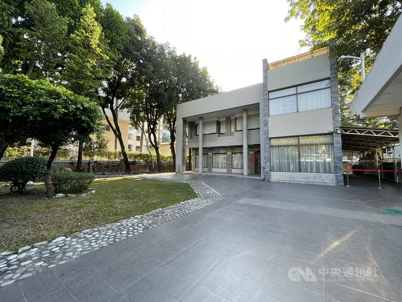 高雄市政府市長官邸將活化轉型,1樓約68坪的室內空間,以及後院約482坪廣闊草地劃為開放場域,提供公益性社團法人、財團法人,以及公益性社會團體用以舉辦會議、座談會等公益活動。(高市府行政暨國際處提供)中央社記者王淑芬傳真 110年1月18日