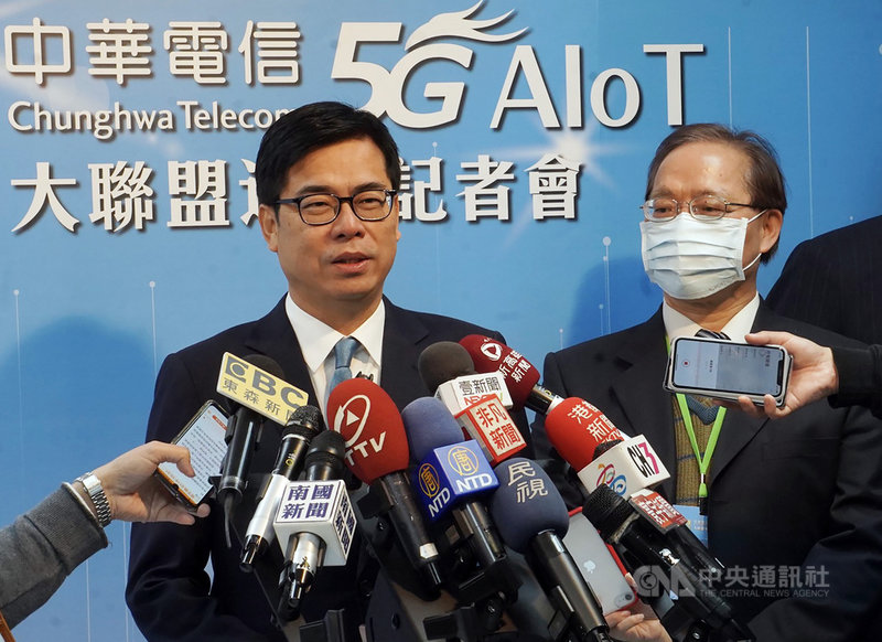中華電信18日宣布將率13家廠商進駐高雄亞洲新灣區。高雄市長陳其邁(左)表示,未來5G AIoT新創園區將與中華電信合作,進行園區基礎設施及系統整合;雲端服務及新創業者則由微軟協助整合。中央社記者董俊志攝 110年1月18日