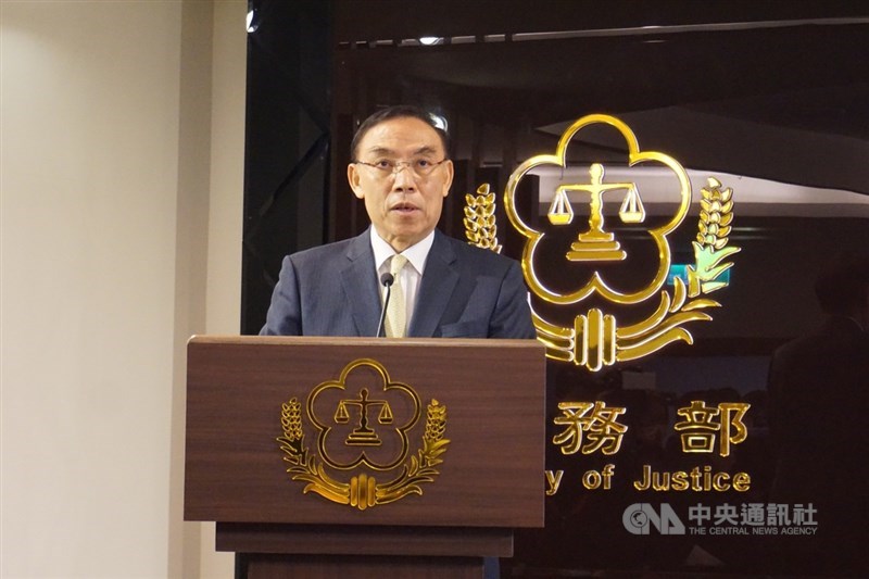 石木欽案爆出多名司法官與富商翁茂鍾不當接觸,法務部張蔡清祥(圖)18日公布調查報告,11名檢察官、檢察長及9名調查人員將依情節行政議處或司法調查,與翁男相關4案將重啟調查。中央社記者林長順攝 110年1月18日