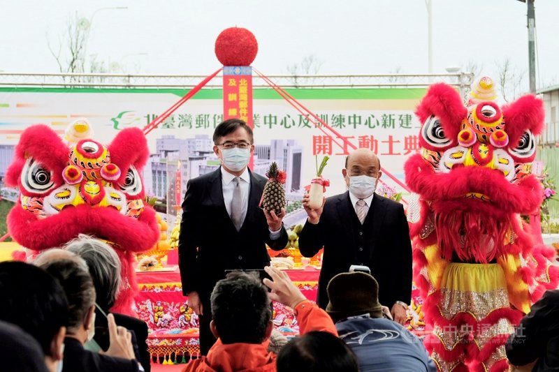 行政院長蘇貞昌(右)18日上午出席桃園市龜山區郵政物流園區-北台灣郵件作業中心及訓練中心新建工程開工動土典禮。左為中華郵政董事長吳宏謀。中央社記者吳睿騏桃園攝 110年1月18日