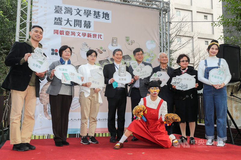 位於台北市濟南路的「齊東詩舍」正式轉型為「台灣文學基地」,18日舉行開幕活動,文化部長李永得(左4)、台北市文化局長蔡宗雄(左1)、國立台灣文學館長蘇碩斌(後右4)、詩人吳晟(後右3)等出席揭幕。中央社記者裴禛攝 110年1月18日