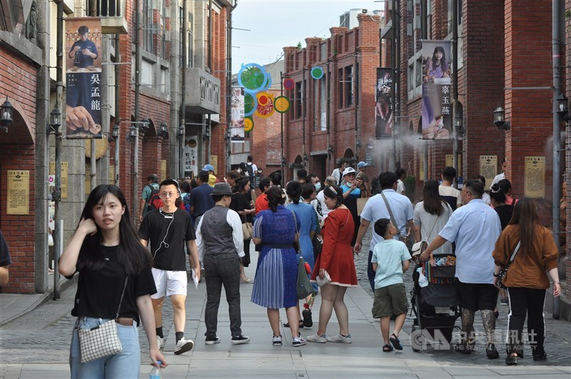 雖然武漢肺炎仍威脅全球,台灣在2020年宛若平行世界照常運作,絲毫不影響消費動能。圖為宜蘭傳藝中心2020年端午連假人潮。(中央社檔案照片)