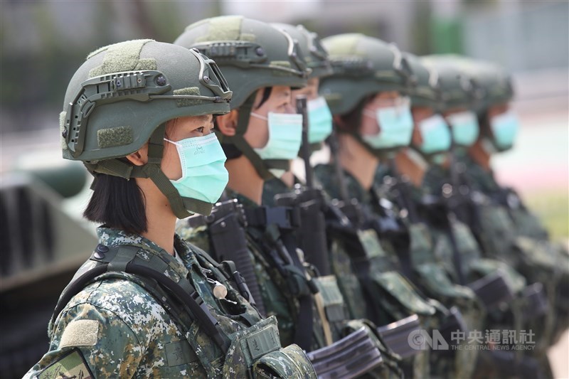 由全女性官兵組成的M110A2自走砲班在漢光演習表現傑出,總統蔡英文赴陸軍砲兵第43指揮部視察。因應武漢肺炎疫情,全員戴上口罩演練。中央社記者張新偉攝109年4月9日
