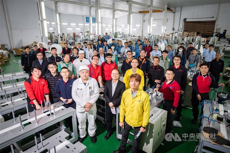 口罩國家隊由國內機具廠商組成,為口罩廠商組裝生產機台,大幅提升口罩產能,安定民心。中央社記者林俊耀攝109年3月14日