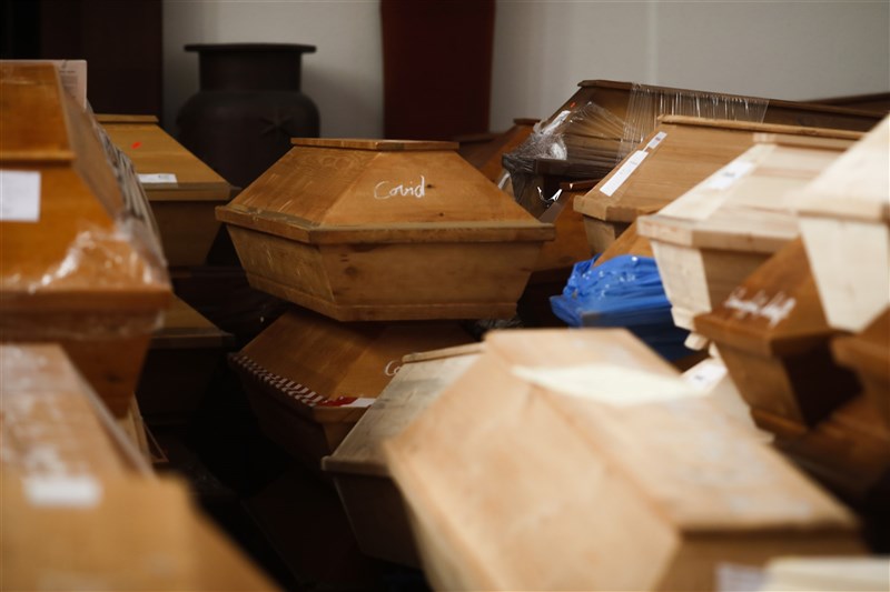德國疫情持續惡化,位於薩克森州邁森市的火葬場堆滿了上百具等待火化的棺材,每一具棺材裡都是染疫去世的人。(美聯社)