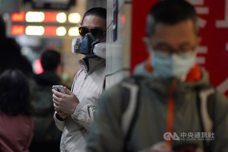 清明連假前,不少民眾搭乘台鐵列車提前返鄉,有乘客戴上濾罐式防毒面罩防疫。中央社記者徐肇昌攝 109年4月1日
