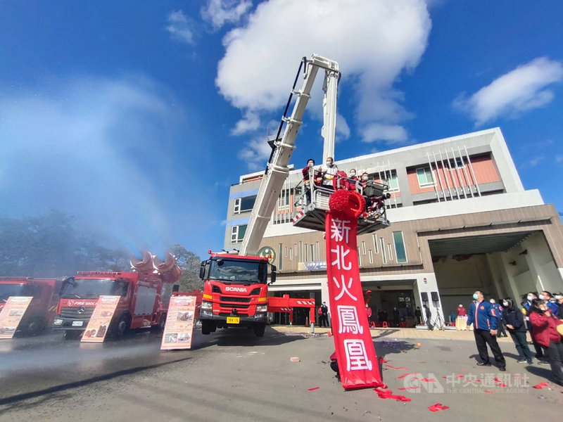 新北市政府消防局19日在樹林消防分隊舉辦119消防節慶祝活動,並為新購置升梯高度可達70公尺雲梯車舉辦啟用儀式。(消防局提供)中央社記者王鴻國傳真 110年1月19日