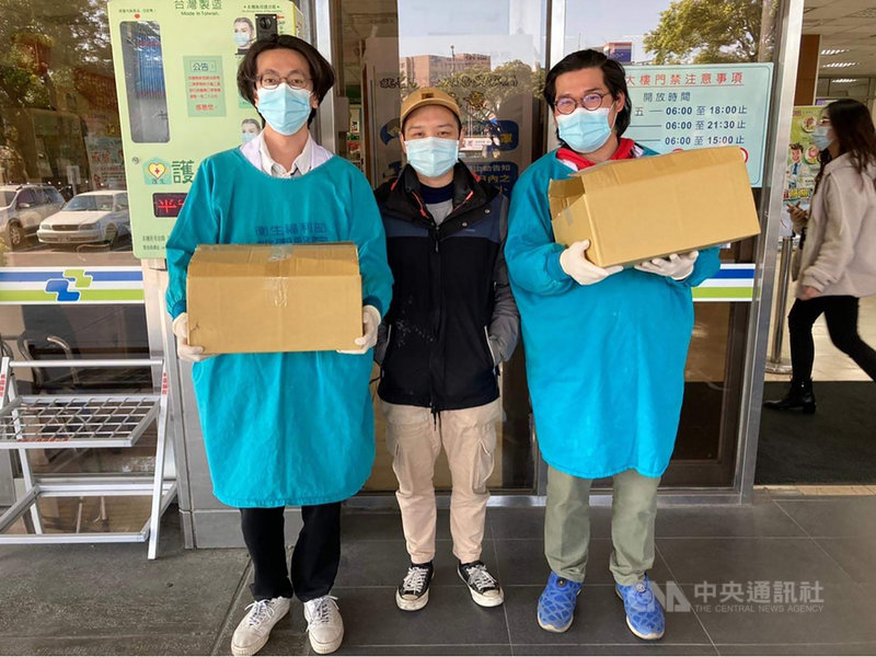 衛生福利部桃園醫院指出,隨著武漢肺炎(2019冠狀病毒疾病,COVID-19)疫情從去年爆發以來,醫院就不時收到民眾捐贈的物資,疫情嚴重時期,幾乎每天都有收到來自民眾的愛心,部桃也特別將這些事蹟公布在臉書上,感謝來自社會的愛心。(衛生福利部桃園醫院提供)中央社記者吳睿騏桃園傳真 110年1月19日
