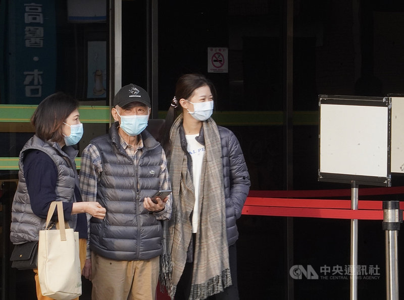 衛福部桃園醫院群聚感染擴大,疫情升溫全台警戒。高雄市長陳其邁19日強調,居家隔離、居家檢疫或符合自主健康管理條件的民眾不得至醫院陪探病,以維護自身及他人健康安全。圖為午後在高醫大附院民眾皆有戴起口罩。中央社記者董俊志攝 110年1月19日