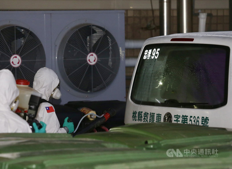 陸軍六軍團三三化學兵群19日接獲命令前往衛福部桃園醫院,換起全套防護服,為轉院病患、救護車等加強消毒。軍方也透露,化學兵將進駐桃醫逐層消毒。中央社記者張皓安攝 110年1月19日