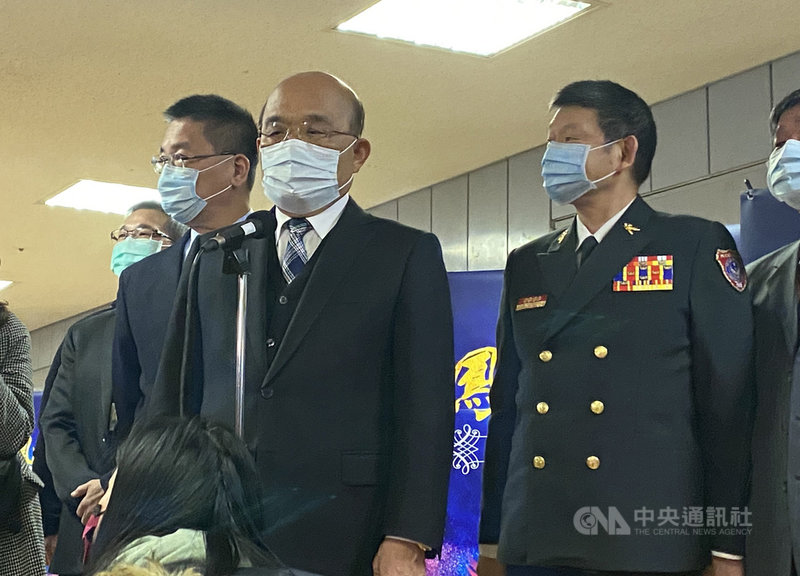 武漢肺炎本土病例持續增加,疫情趨於嚴峻,行政院19日下午宣布2021台灣燈會停辦。行政院長蘇貞昌(前中)受訪時表示,希望大家一條心「防疫第一」,要持續撐守近1年的防疫成績和國人安全,絕不容有任何地方出現破口。中央社記者黃麗芸攝 110年1月19日