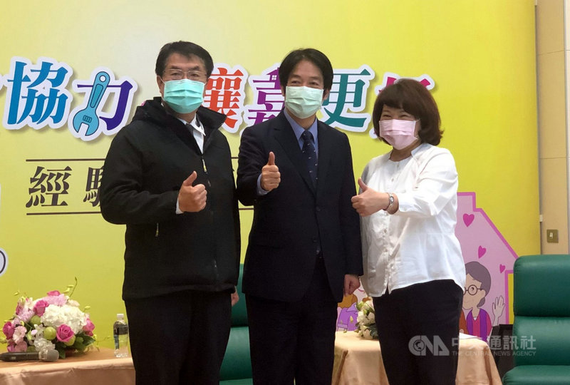 副總統賴清德(中)19日與台南市長黃偉哲(左)、做工行善團拜訪嘉義市長黃敏惠(右),肯定做工行善團各職業工會的志工朋友們幫助弱勢民眾的善心。中央社記者黃國芳攝 110年1月19日
