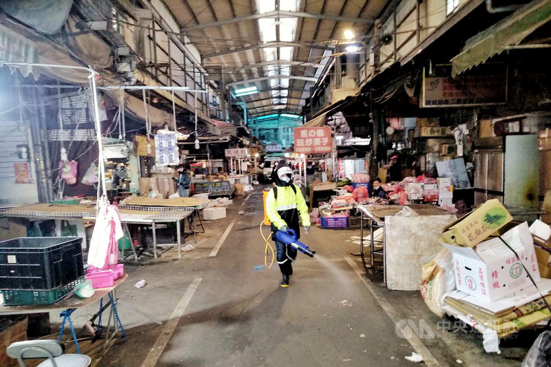 桃園市環保局19日下午緊急針對南門市場展開全面消毒,市府也呼籲民眾,務必配合落實防疫,包含戴口罩、勤洗手、保持社交安全距離等措施,保護自己也保護他人安全。中央社記者吳睿騏桃園攝 110年1月19日