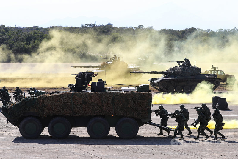 春節前夕,國軍19日舉行春節加強戰備操演,戰備部隊進行實兵對抗演練,現場煙霧瀰漫,場面逼真。中央社記者王騰毅攝 110年1月19日