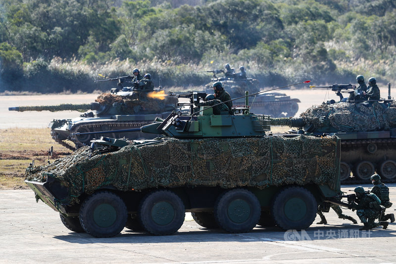 春節前夕,國軍19日舉行春節加強戰備操演,戰備部隊進行實兵對抗演練,展現聯合作戰能力。中央社記者王騰毅攝 110年1月19日