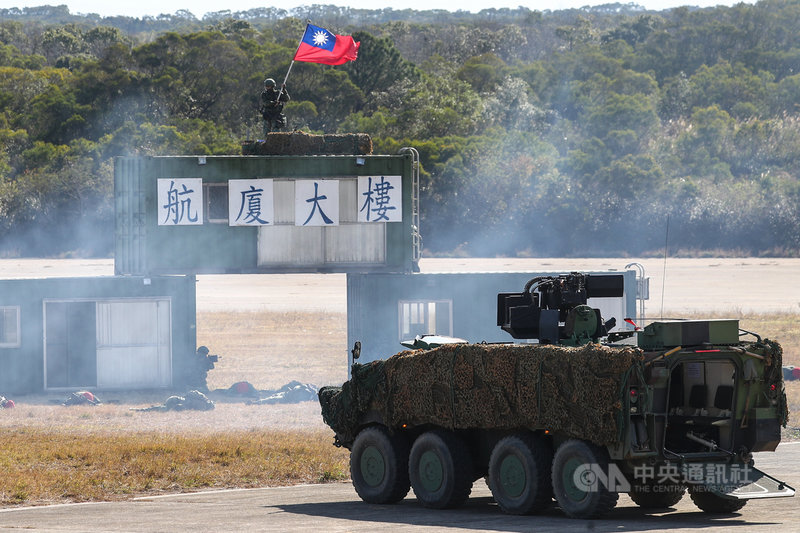 陸軍第584旅聯合兵種營19日在新竹湖口台地模擬敵軍突擊占領桃園機場,進行機場防護演練。中央社記者王騰毅攝 110年1月19日