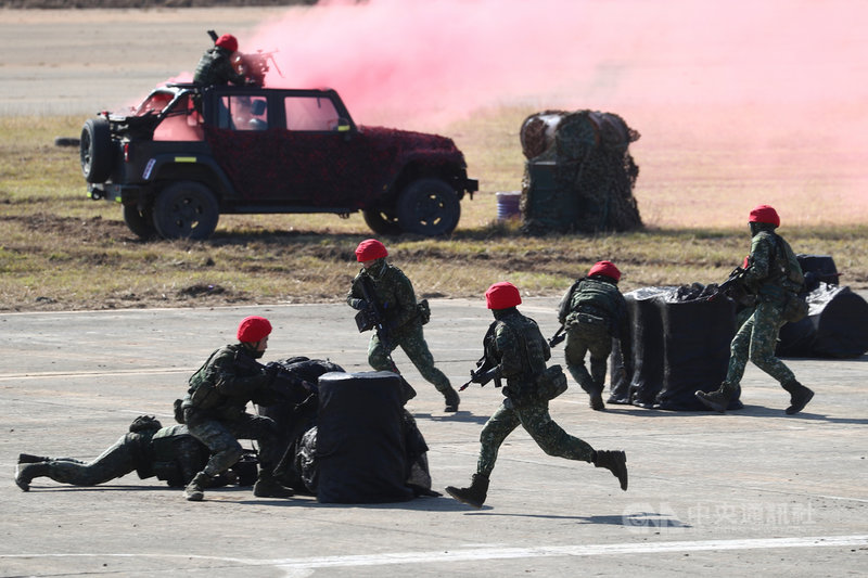 陸軍第584旅聯合兵種營19日在新竹湖口台地模擬共軍突擊桃園機場航廈大樓,演練機場防護作戰能力。中央社記者王騰毅攝 110年1月19日